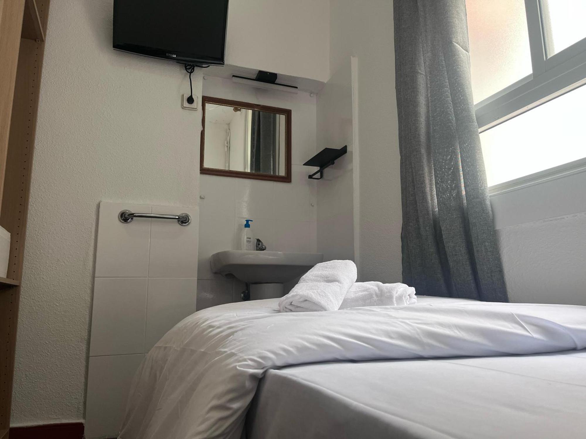 Hostal Alonso No Limit Madrid Exterior foto