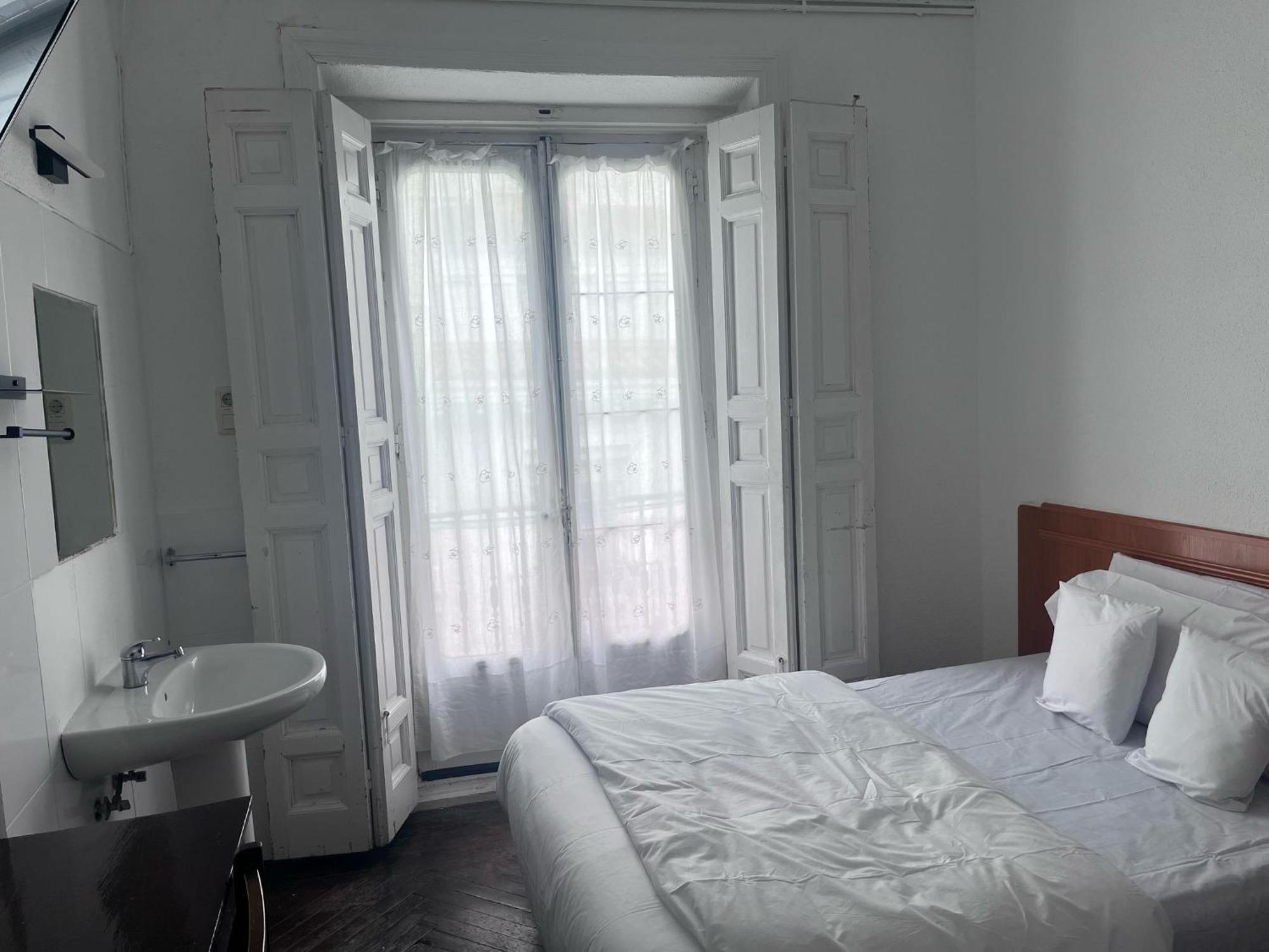 Hostal Alonso No Limit Madrid Exterior foto